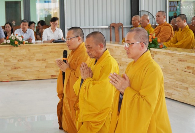 Thượng tọa Thích Thiện Tâm cùng chư tôn đức Thường trực Ban Trị sự GHPGVN H.Củ Chi dâng lời cảm tạ tri ân Thượng tọa Thích Thiện Tâm cùng chư tôn đức Thường trực Ban Trị sự GHPGVN H.Củ Chi dâng lời cảm tạ tri ân