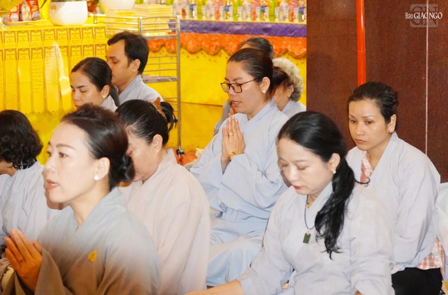 Phật tử Tâm Nhã (đeo kính) tham dự trọn vẹn ba ngày Pháp hội Vu lan tại Việt Nam Quốc Tự