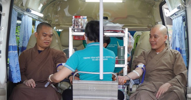 Đại đức Thích Thiền Nguyên (bìa phải ) cùng chư Tăng chùa Vĩnh Nghiêm hiến máu nhân đạo Đại đức Thích Thiền Nguyên (bìa phải ) cùng chư Tăng chùa Vĩnh Nghiêm hiến máu nhân đạo