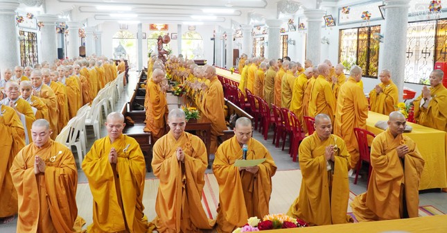 Đại đức Thích Quảng Lạc cùng chư tôn đức cung an chức sự