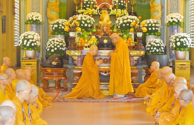 Nhi vị Hòa thượng đối thú Tự tứ - Ảnh: Ngộ Trí Thuận Nhi vị Hòa thượng đối thú Tự tứ - Ảnh: Ngộ Trí Thuận