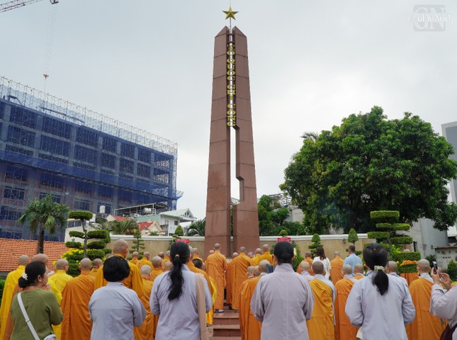 Đông đảo Tăng Ni và Phật tử tham dự lễ tưởng niệm tại Đài Liệt sĩ Q.Gò Vấp sáng nay 28-8-2023
