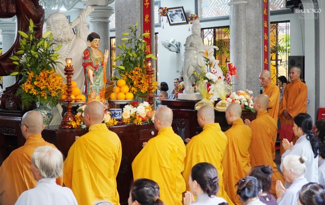 Tác bạch dâng y cúng dường lên chư tôn đức sau mùa an cư