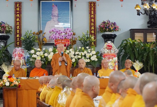 Hòa thượng Thích Giác Thuận ban lời đạo từ chứng minh lễ dâng y