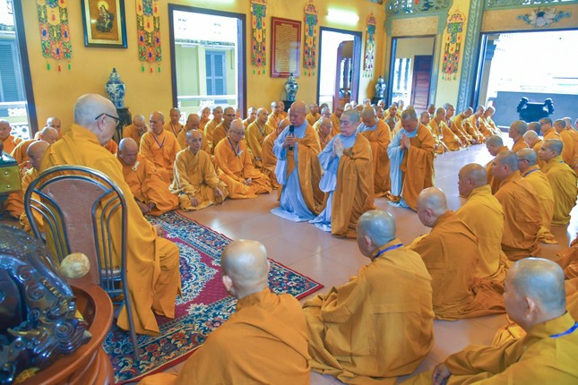 Đại diện chư Ni Q.10 cầu giáo giới Đại Tăng để trở về trường hạ Ni tổ chức lễ Tự tứ - Ảnh: Ngộ Trí Thuận Đại diện chư Ni Q.10 cầu giáo giới Đại Tăng để trở về trường hạ Ni tổ chức lễ Tự tứ - Ảnh: Ngộ Trí Thuận