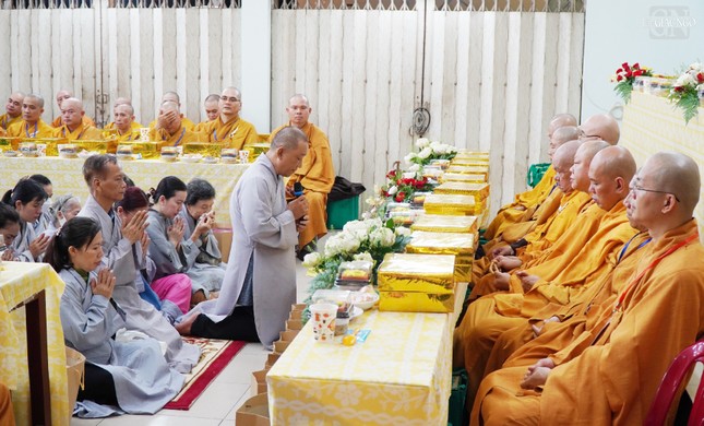 Phật tử dâng lời hoài niệm Vu lan và tác bạch cúng dường pháp y đến chư Tăng Phật tử dâng lời hoài niệm Vu lan và tác bạch cúng dường pháp y đến chư Tăng