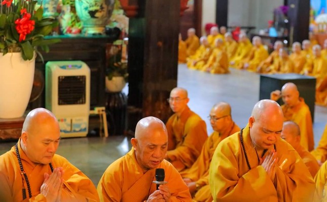 Chư tôn đức thực hiện nghi thức Tự tứ