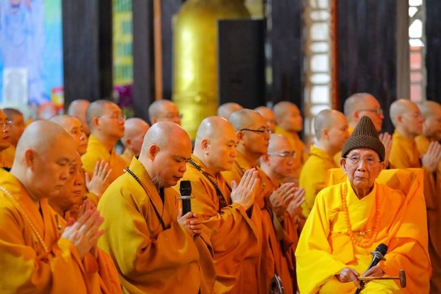 Thượng tọa Thích Thanh Phong đại diện chư Tăng tác bạch khánh tuế