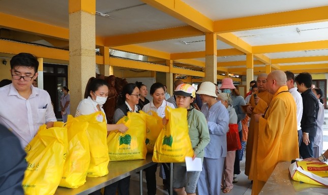 Sau lễ Tự tứ, chư tôn đức chùa Vĩnh Nghiêm kết hợp cùng quý mạnh thường quân đã tặng quà đến bà con khó khăn trên địa bàn quận 3 mùa Vu lan - Báo hiếu