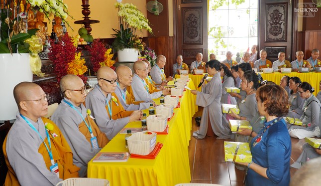 Phật tử tác bạch dâng pháp y cúng dường đến chư Ni tại chùa Linh Sơn (Q.12, TP.HCM)