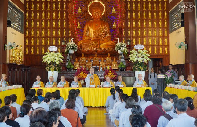 Ni trưởng Thích nữ Như Hà ban đạo từ chứng minh tấm lòng hiếu hạnh Phật tử dâng cúng dường đến chư Ni trong mùa Vu lan