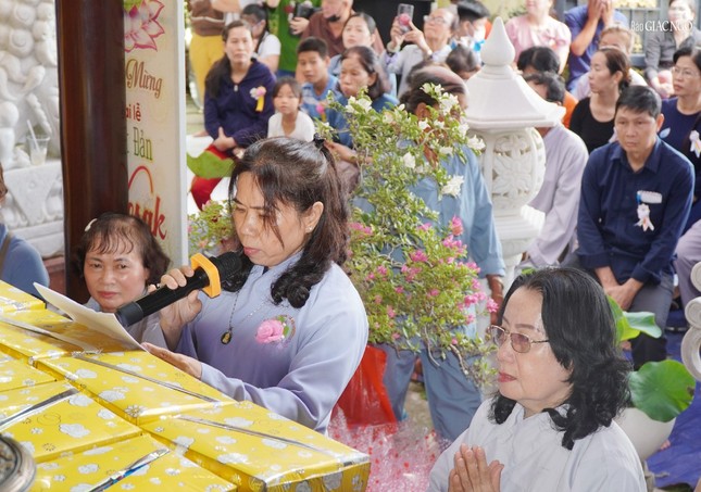 Phật tử tác bạch dâng pháp y cúng dường lên chư tôn đức Phật tử tác bạch dâng pháp y cúng dường lên chư tôn đức