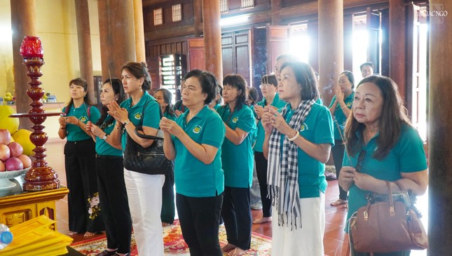 Bà Mai Thị Hạnh, phu nhân nguyên Chủ tịch nước Trương Tấn Sang cùng nhóm chia sẻ Sharing thành kính dâng hương, lễ Phật Bà Mai Thị Hạnh, phu nhân nguyên Chủ tịch nước Trương Tấn Sang cùng nhóm chia sẻ Sharing thành kính dâng hương, lễ Phật