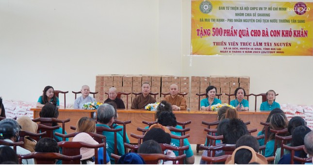 Đoàn tặng quà tại thiền viện Trúc Lâm Tây Nguyên chiều 8-9 Đoàn tặng quà tại thiền viện Trúc Lâm Tây Nguyên chiều 8-9