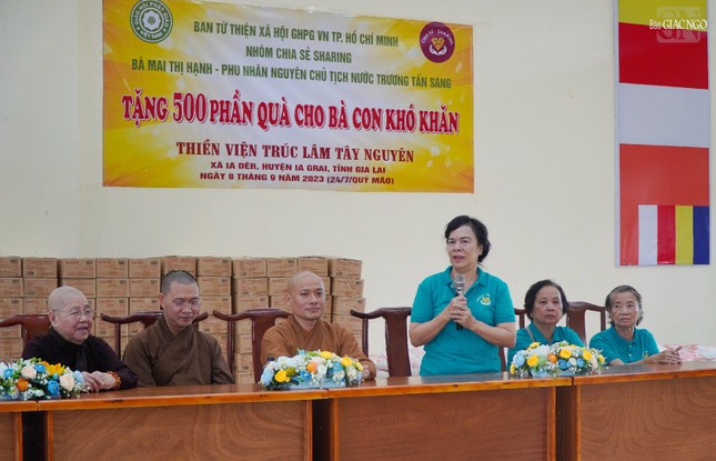 Bà Mai Thị Hạnh phát biểu tại buổi tặng quà Bà Mai Thị Hạnh phát biểu tại buổi tặng quà