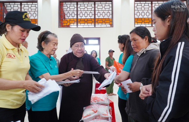 Ni trưởng Thích nữ Từ Nhẫn cùng thành viên nhóm chia sẻ Sharing tặng quà đến bà con Ni trưởng Thích nữ Từ Nhẫn cùng thành viên nhóm chia sẻ Sharing tặng quà đến bà con