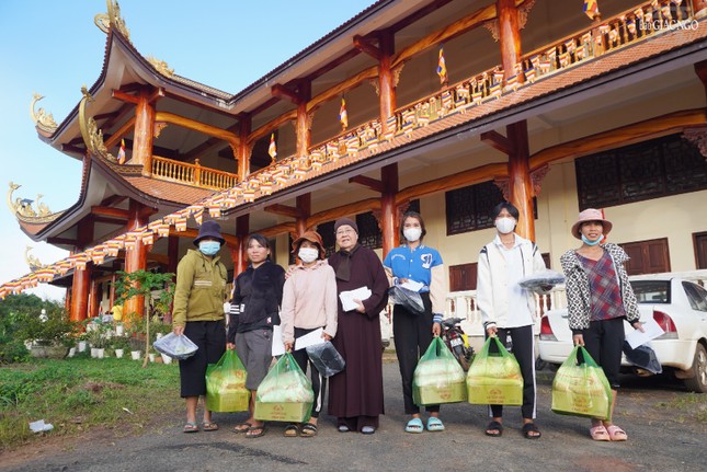 Ni trưởng Thích nữ Từ Nhẫn chụp ảnh lưu niệm cùng bà con đến nhận quà Ni trưởng Thích nữ Từ Nhẫn chụp ảnh lưu niệm cùng bà con đến nhận quà