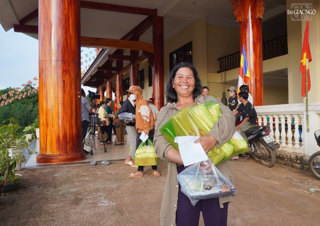 Niềm vui được nhận những món quà ấm áp nghĩa tình Niềm vui được nhận những món quà ấm áp nghĩa tình