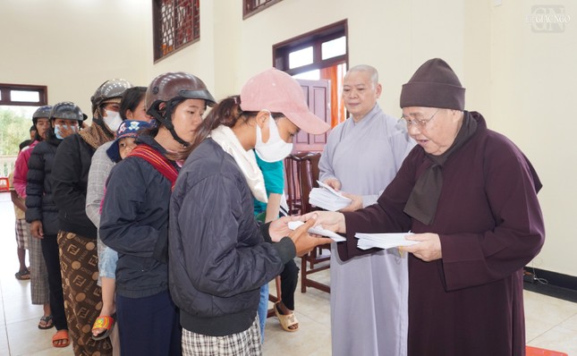 Mỗi phần quà tặng gồm có 10kg gạo, 1 thùng mì, bì thư 200 nghìn đồng Mỗi phần quà tặng gồm có 10kg gạo, 1 thùng mì, bì thư 200 nghìn đồng