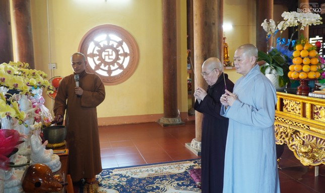 Niêm hương bạch Phật Niêm hương bạch Phật