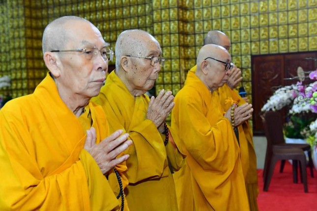 Trước đó, Hòa thượng Thích Như Tín, Ủy viên Thường trực Hội đồng Chứng minh; Hòa thượng Thích Tịnh Hạnh, Thành viên Hội đồng Chứng minh; Hòa thượng Thích Thiện Đức, Phó ban kiêm Trưởng ban Kiểm soát GHPGVN TP.HCM đến chùa Giác Ngộ tưởng niệm Hòa thượng Thích Thiện Huệ