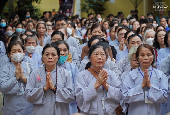 Phật tử trang nghiêm tham dự khóa lễ