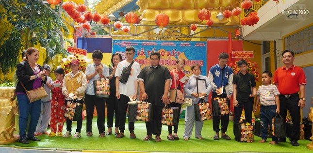 Mạnh thường quân và các nhà hảo tâm cũng trao tặng các phần quà đến các học viên khiếm thị tham gia khóa học