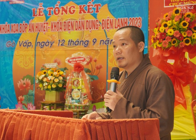 Đại đức Thích Quang Hải báo cáo về khóa học