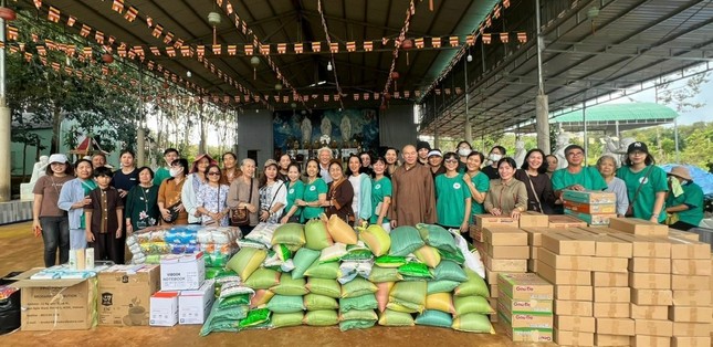 Đại đức Thích Đồng Quảng, trụ trì chùa Minh Giác đã hướng dẫn Phật tử tặng quà tại H.Bù Gia Mập Đại đức Thích Đồng Quảng, trụ trì chùa Minh Giác đã hướng dẫn Phật tử tặng quà tại H.Bù Gia Mập