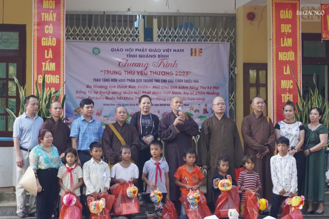 Thượng tọa Thích Trung Sơn đại diện chư tôn đức hỏi thăm sức khỏe đến thầy cô giáo và chúc các em học sinh chăm ngon học giỏi