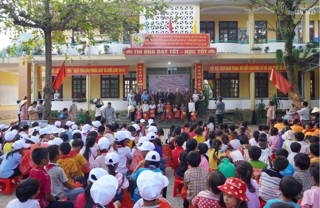 Đoàn tặng quà tại trường Phổ thông dân tộc bán trú tiểu học và THCS Ngân Thủy, H.Lệ Thủy