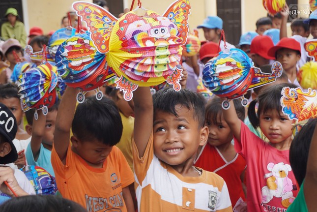 Niềm vui của các em học sinh khi nhận được lồng đèn