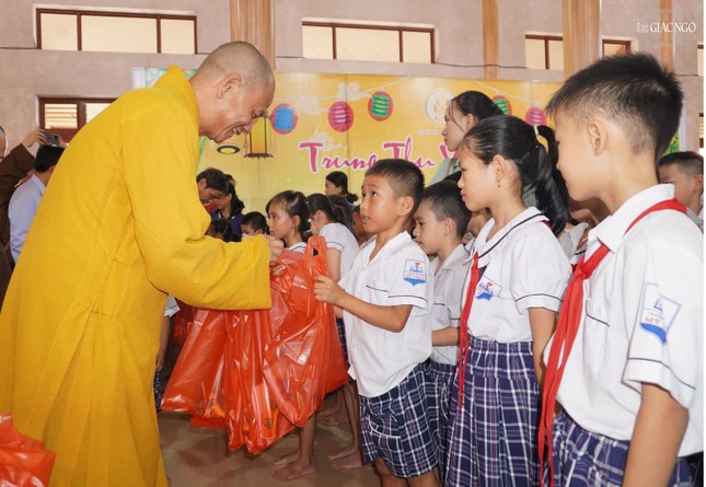 Thượng tọa Thích Minh Quang trao quà trung thu đến các em học sinh tại chùa Hoằng Phúc