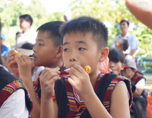 Những quà bánh vừa được tặng các em đã mang ra thưởng thức