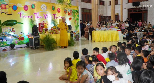 Thượng tọa Thích Minh Quang phát biểu tại đêm hội trăng rằm chùa Hoằng Phúc