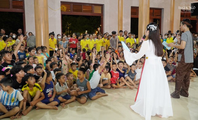 Các em vui chơi với chú Cuội và chị Hằng