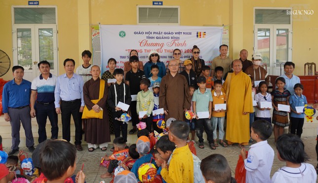 Đoàn trao các suất học bổng và quà đến các em trường Tiểu học Kim Thủy