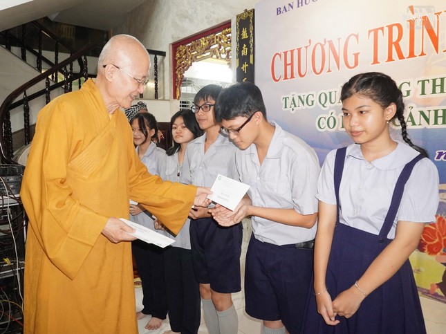 Hòa thượng Thích Chơn Không trao học bổng đến các em