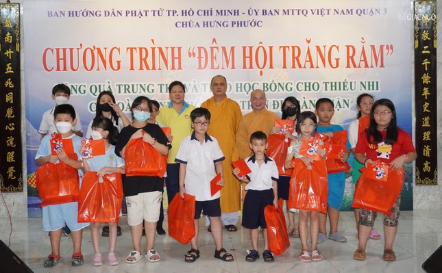 Các phần quà do chư tôn đức Ban Hướng dẫn Phật tử TP.HCM, chùa Hưng Phước và mạnh thường quân đóng góp
