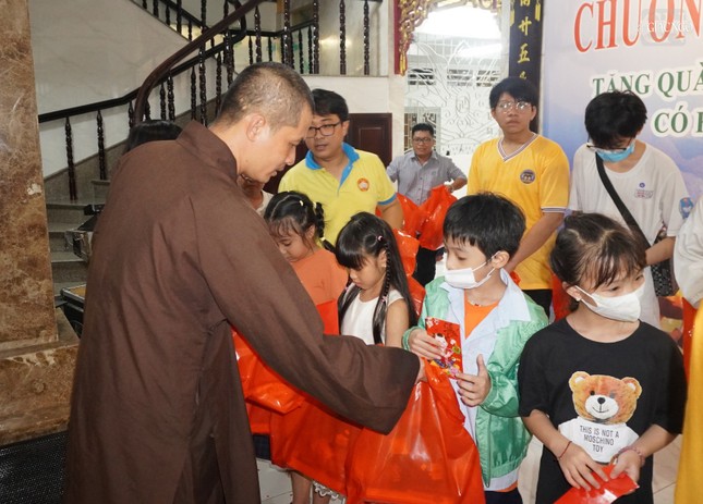 Chư tôn đức Ban Hướng dẫn Phật tử TP.HCM tặng quà đến các em