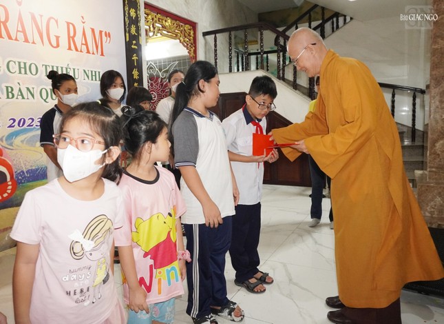 Ngoài quà trung thu các em còn nhận được phong bì 130 ngàn đồng