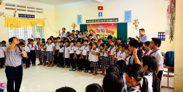 Các anh chị Gia đình Phật tử chùa Kỳ Quang II tổ chức trò chơi đến các em ở Sóc Trăng