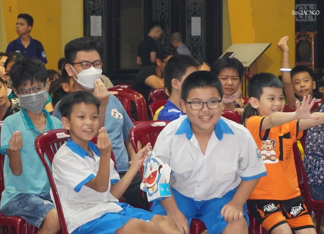 Với niềm thích thú