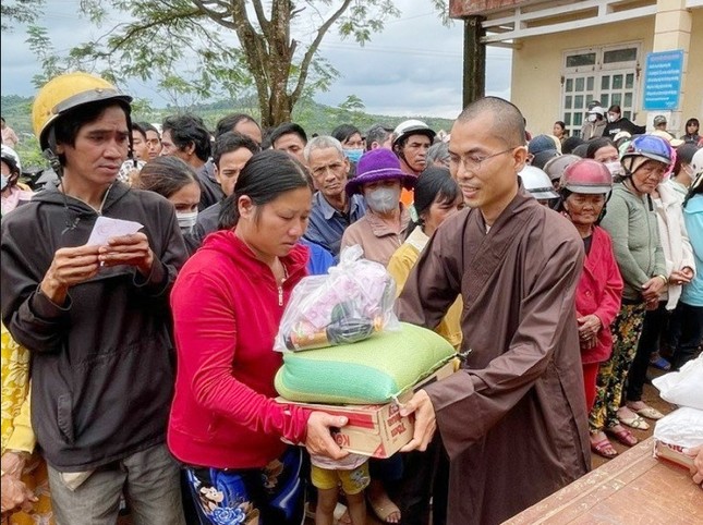 Tặng quà đến bà con ở H.Tuy Đức