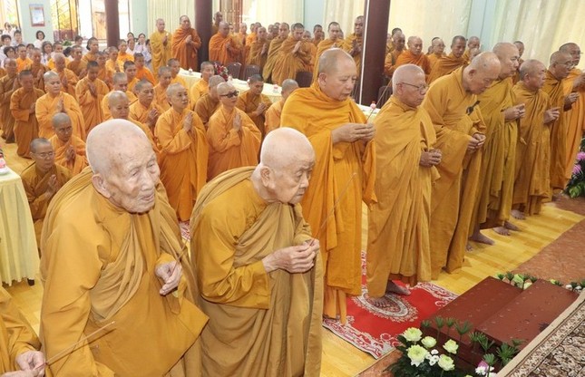 Chư Ni hệ phái Khất sĩ và môn đồ đệ tử thành kính tưởng niệm