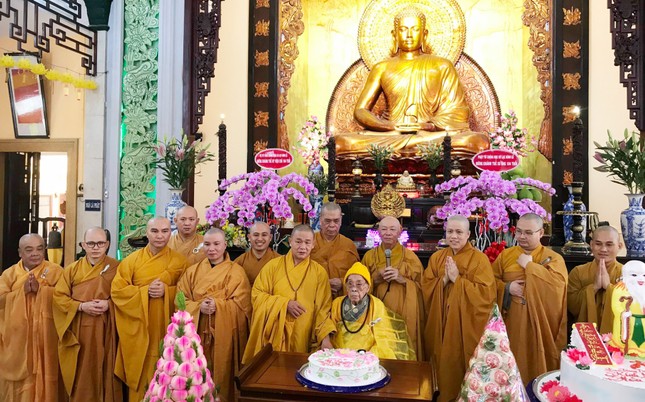 Chư Tăng chùa Phật Học Xá Lợi khánh tuế đến Đại lão Hòa thượng Thích Hiển Tu - Ảnh: Anh Pháp Chư Tăng chùa Phật Học Xá Lợi khánh tuế đến Đại lão Hòa thượng Thích Hiển Tu - Ảnh: Anh Pháp