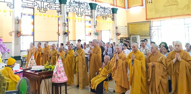 Chư Tăng và Phật tử chùa Xá Lợi tác bạch khánh tuế đến Đại lão Hòa thượng Thích Hiển Tu - Ảnh: Anh Pháp Chư Tăng và Phật tử chùa Xá Lợi tác bạch khánh tuế đến Đại lão Hòa thượng Thích Hiển Tu - Ảnh: Anh Pháp