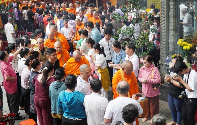 Lễ đặt bát cúng dường đến chư Tăng