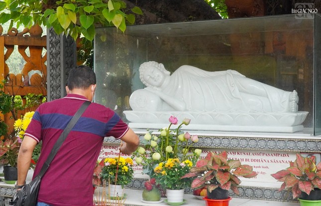 Dâng hương lễ Phật