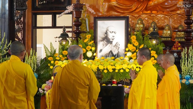 Khóa lễ cúng ngọ tại chánh điện